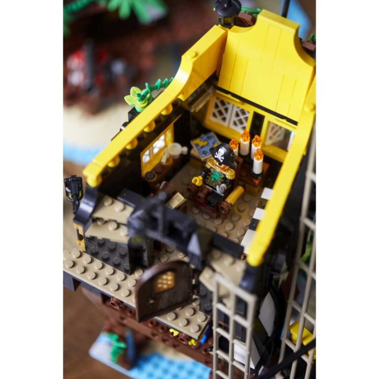 LEGO 21322 Piraten van Barracuda Baai - 21322 1 22 scaled