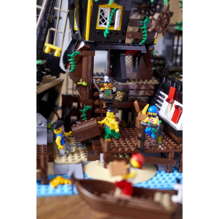 LEGO 21322 Piraten van Barracuda Baai - 21322 1 26 scaled