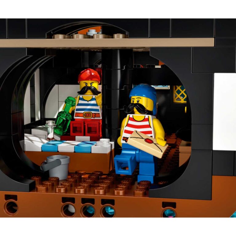 LEGO 21322 Piraten van Barracuda Baai - 21322 1 4 scaled