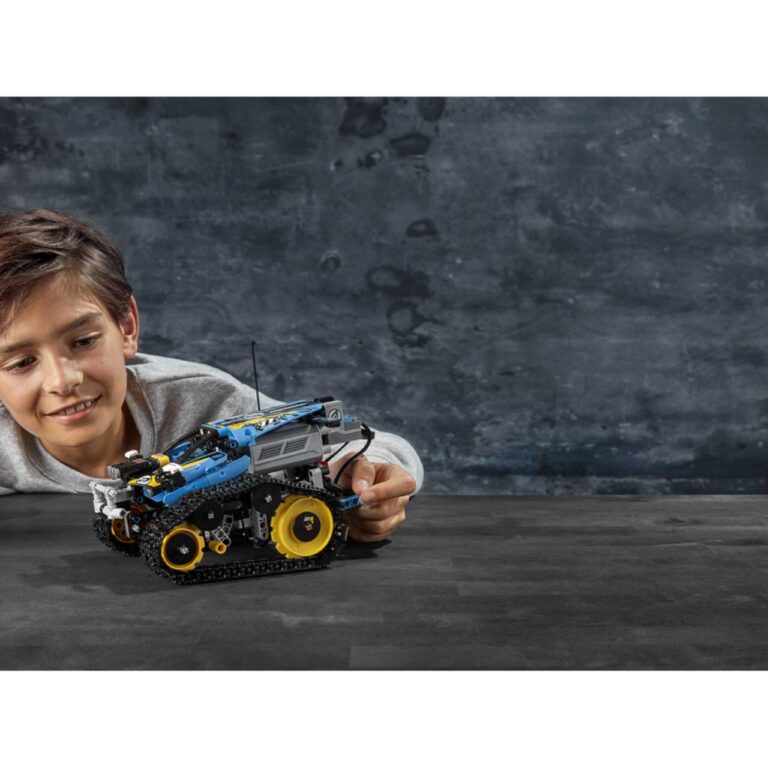 LEGO 42095 Technic Remote-Controlled Stunt Racer - 42095 1 9