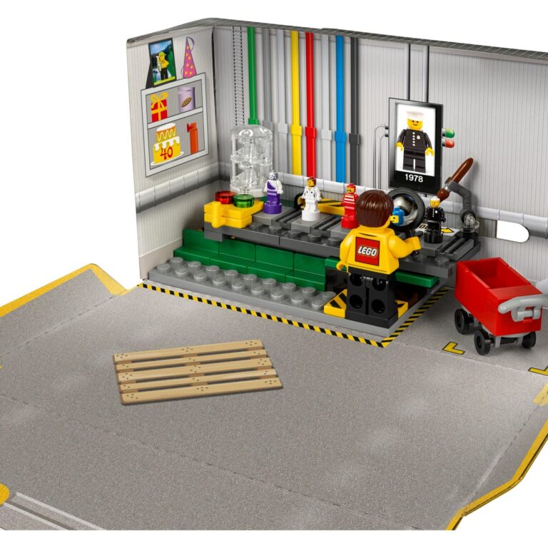 LEGO 5005358 Promotional Minifigure Factory - LEGO 5005358 2