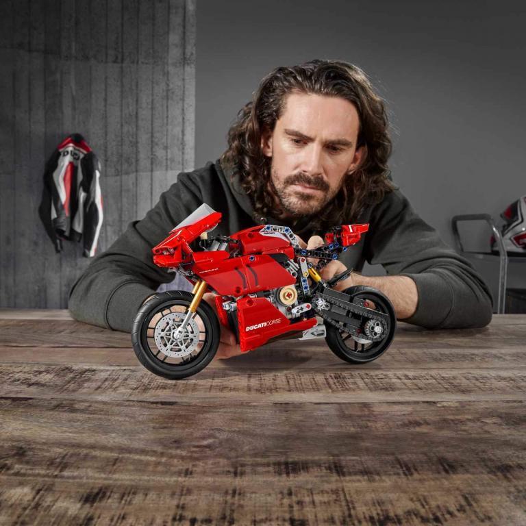 LEGO 42107 Technic Ducati Panigale V4 R - LEGO 42107 INT 11