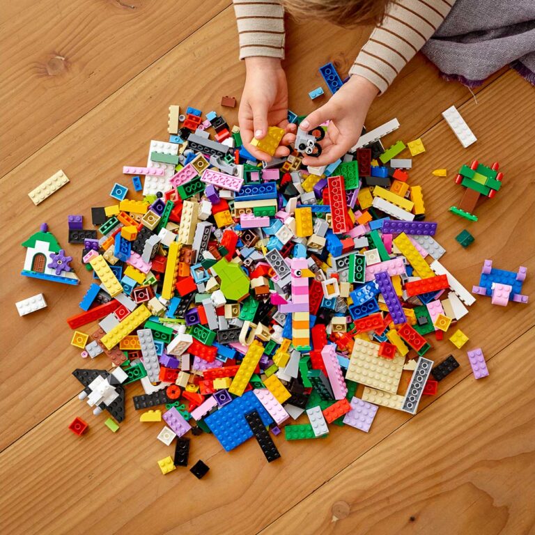 LEGO 11016 Classic Creatieve bouwstenen - 11016 Lifestyle build crop