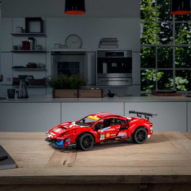 LEGO 42125 - Ferrari 488 GTE - 42125 Lifestyle envr 01