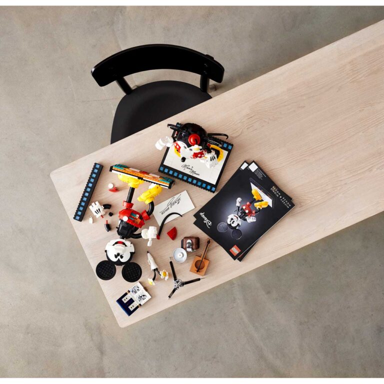 LEGO 43179 Disney Mickey Mouse & Minnie Mouse - 43179 Lifestyle build
