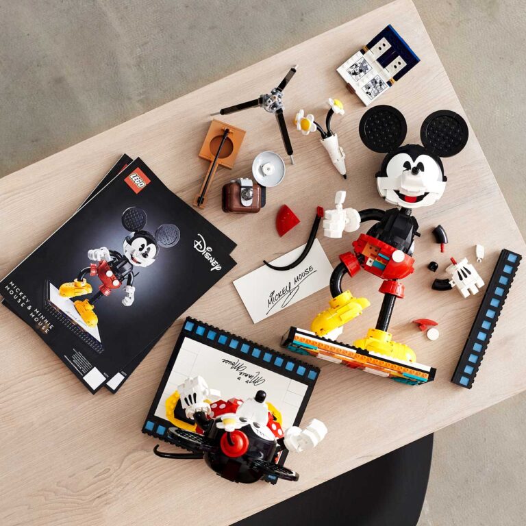 LEGO 43179 Disney Mickey Mouse & Minnie Mouse - 43179 Lifestyle build crop