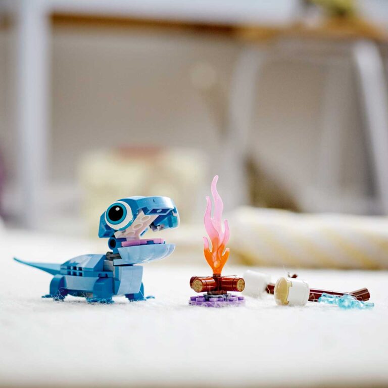 LEGO 43186 Disney Bruni de Salamander bouwbaar figuur - 43186 Lifestyle envr crop
