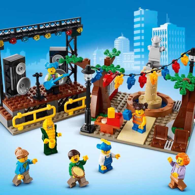 LEGO 60271 City Marktplein - 60271 Feature2