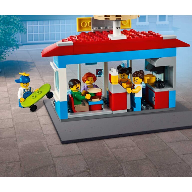 LEGO 60271 City Marktplein - 60271 WEB SEC07