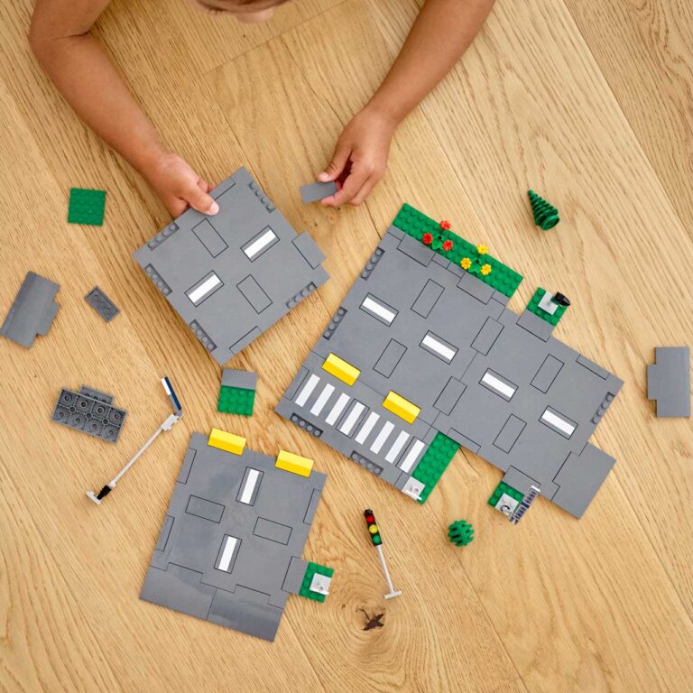 LEGO 60304 City Wegplaten - 60304 Lifestyle build crop