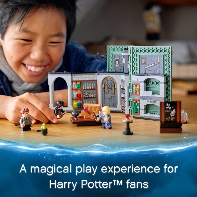 LEGO 76383 Harry Potter™ Zweinstein™ Moment: Toverdrankenles - 76383 HarryPotter 1HY21 EcommerceMobile US 1500x1500 1