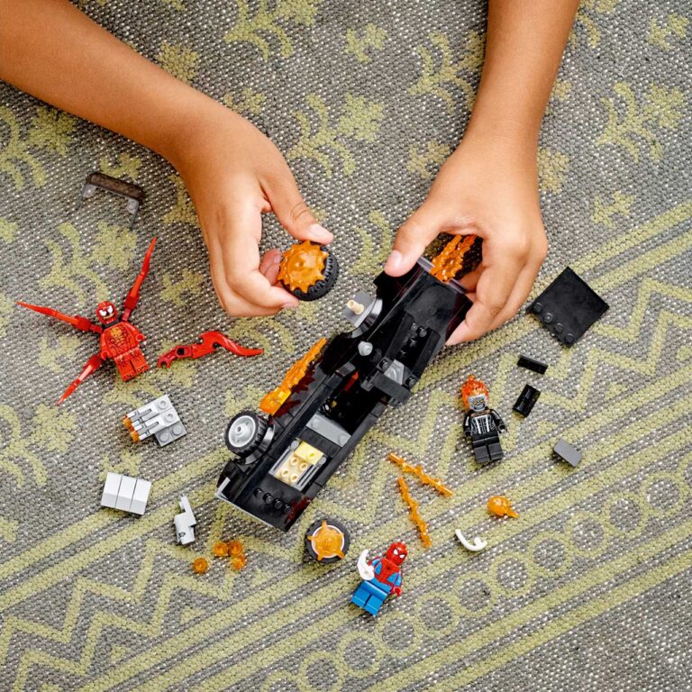 LEGO 76173 Spider-Man en Ghostrider vs. Carnage - 76173 Lifestyle build crop