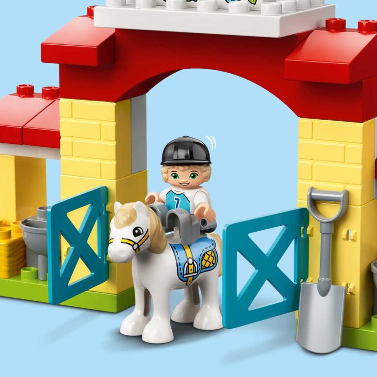 LEGO 10951 DUPLO Paardenstal en pony's verzorgen - 10951 Feature2