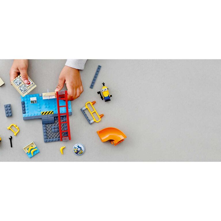 LEGO 75546 Minions in Gru’s lab - 75546 Build