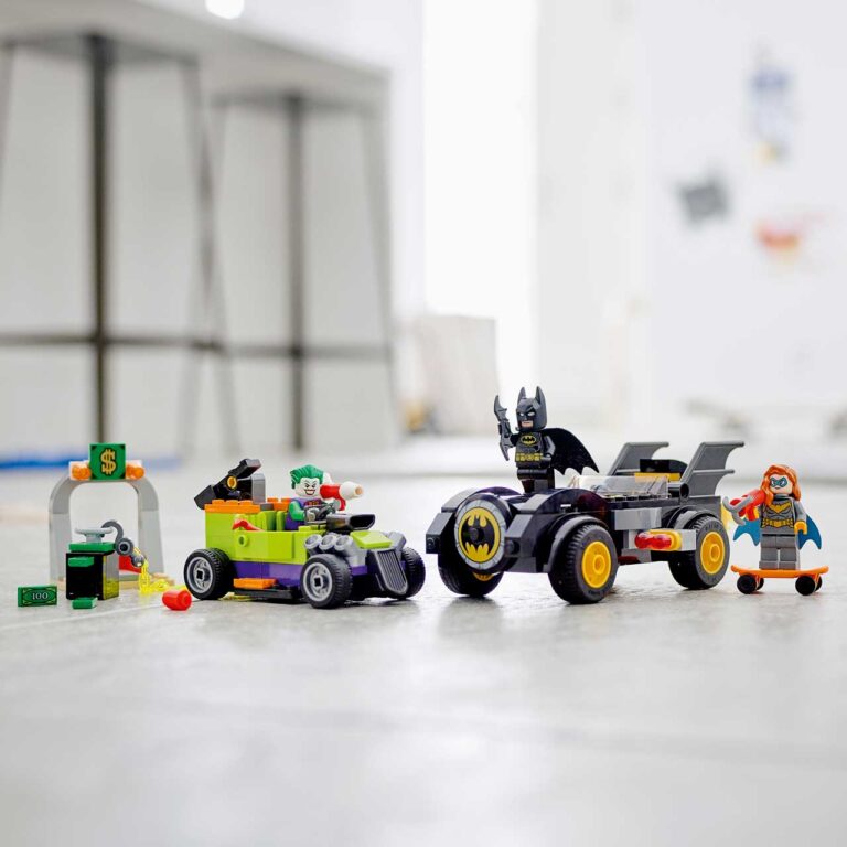 LEGO 76180 Batman™ vs. The Joker™: Batmobile™ achtervolging - 76180 Lifestyle envr crop