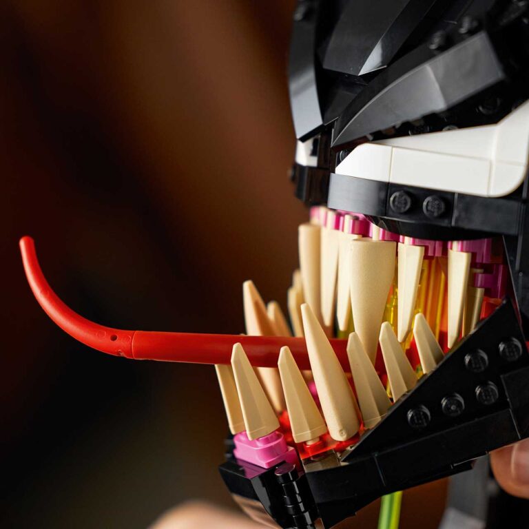 LEGO 76187 Marvel Venom - 76187 Feature1