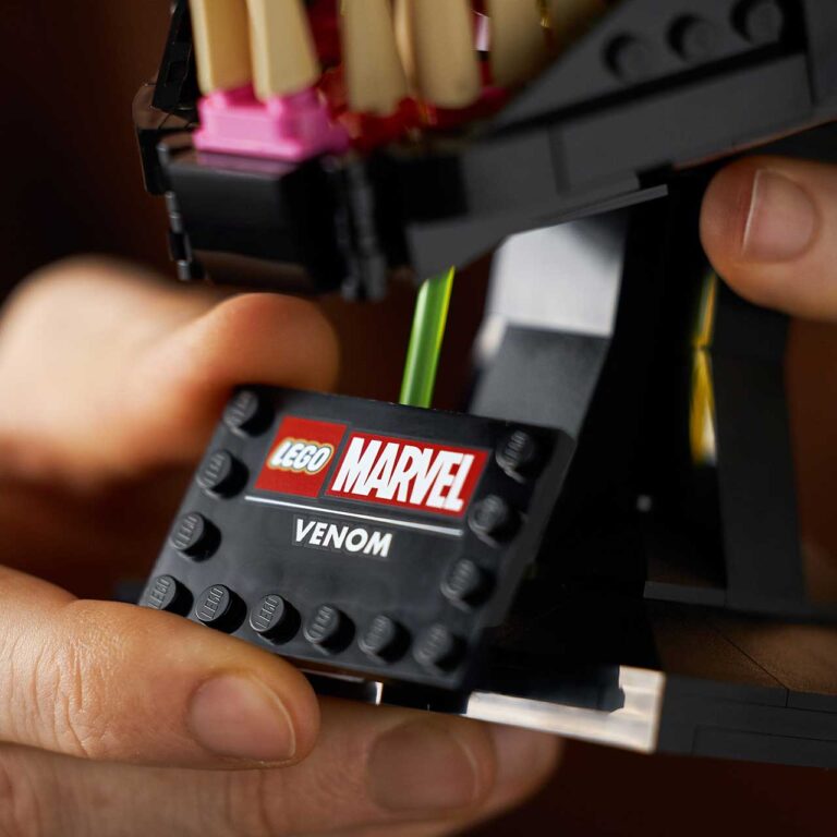 LEGO 76187 Marvel Venom - 76187 Feature3