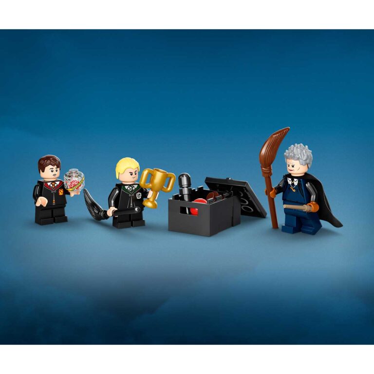 LEGO 76395 Harry Potter™ Zweinstein™: Eerste vliegles - 76395 WEB SEC01