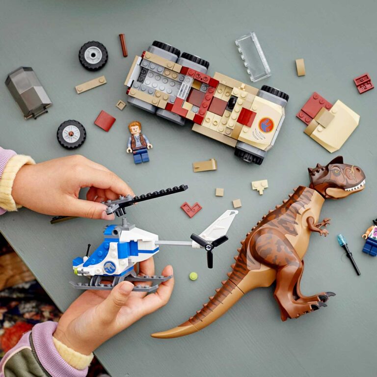 LEGO 76941 Jurassic World Achtervolging van dinosaurus Carnotaurus - LEGO 76941 3