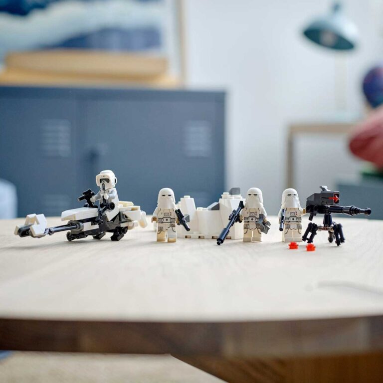 LEGO 75320 Star Wars Snowtrooper Battle Pack - LEGO 75320 Lifestyle envr crop