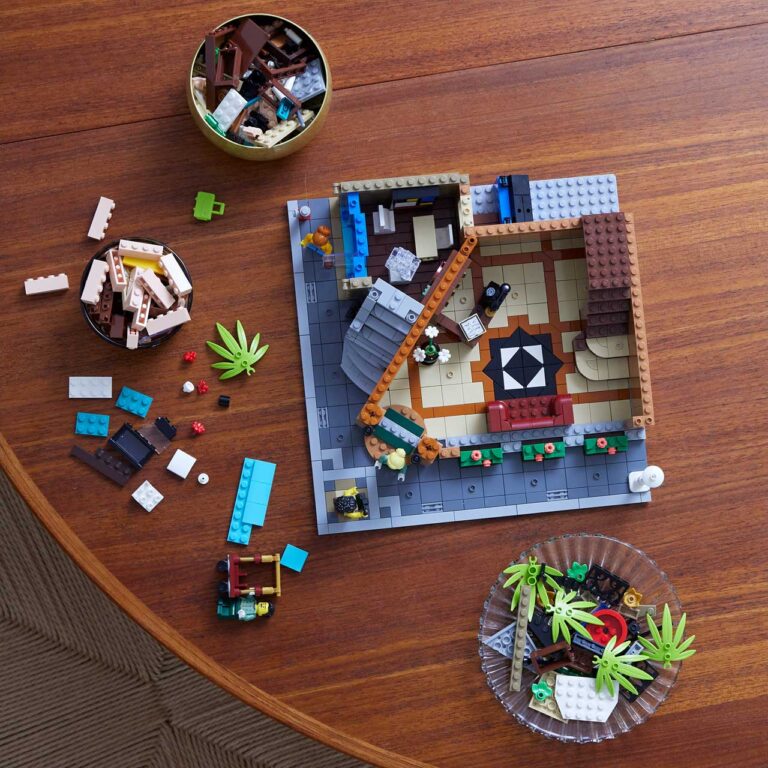 LEGO 10297 Boetiekhotel - LEGO 10297 Lifestyle build crop