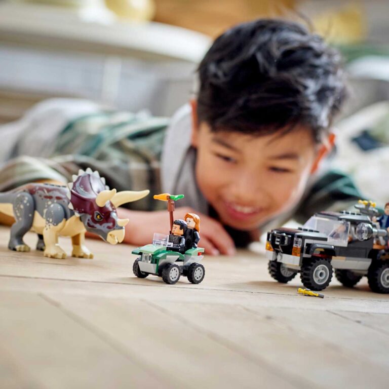LEGO 76950 Jurassic World Triceratops pick-up truck hinderlaag - LEGO 76950 alt8