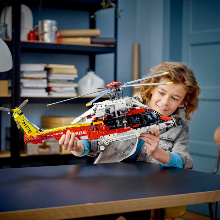 LEGO 42145 Technic Airbus H175 Reddingshelikopter - LEGO 42145 alt8
