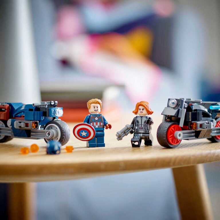 LEGO 76260 Marvel Black Widow & Captain America motoren - LEGO 76260 Lifestyle envr