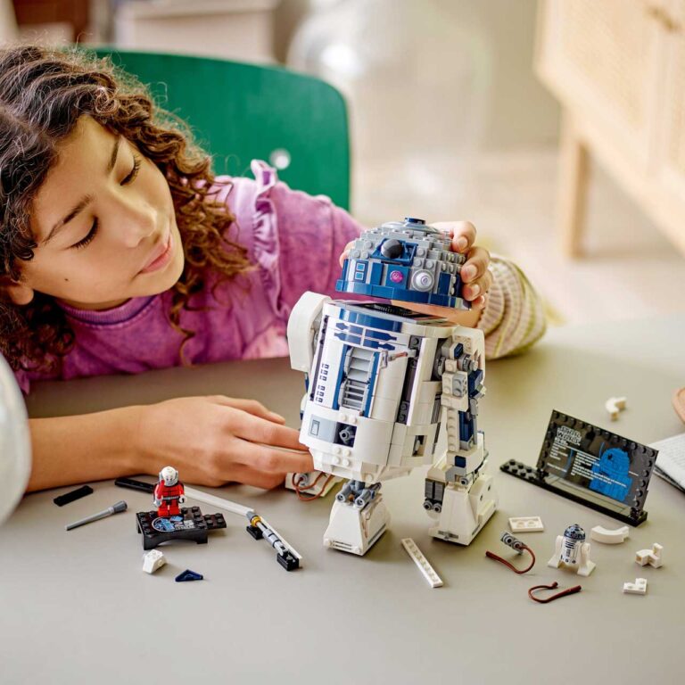 LEGO 75379 Star Wars R2-D2 - LEGO 75379 Lifestyle Build crop