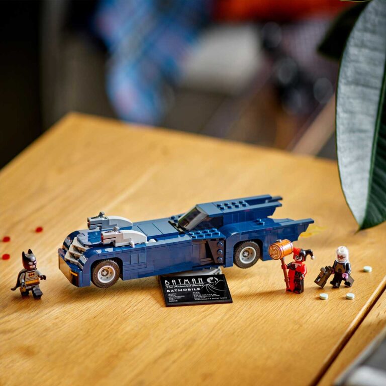 LEGO 76274 Batman met de Batmobile vs. Harley Quinn en Mr. Freeze - LEGO 76274 Lifestyle Envr crop