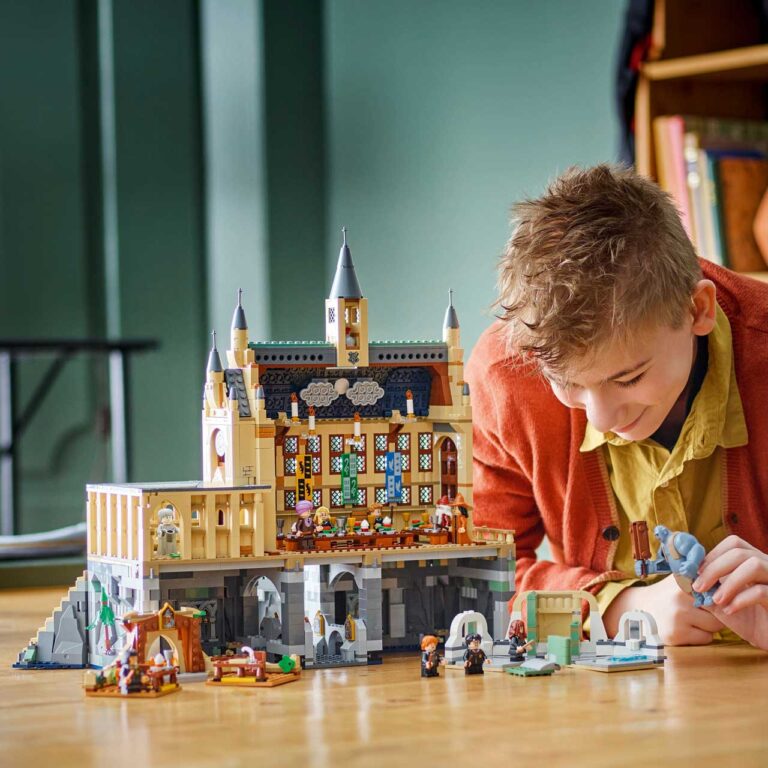 LEGO 76435 Harry Potter Kasteel Zweinstein™: de Grote Zaal - LEGO 76435 Lifestyle cons crop