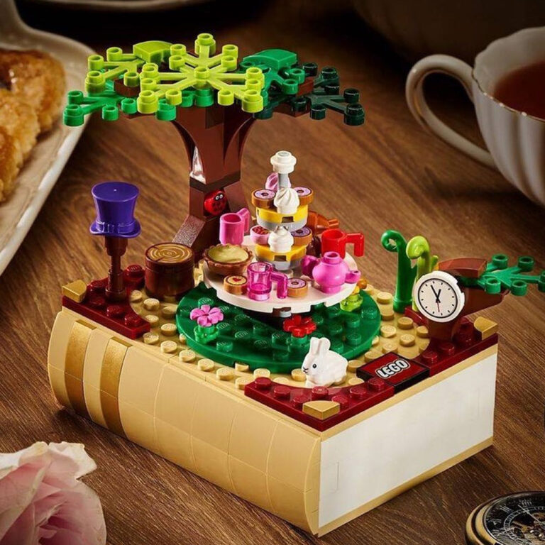 LEGO Sprookjesbundel Bricktober 2021 - LEGO Creator Bricktober Alice in Wonderland 5060373573728 4