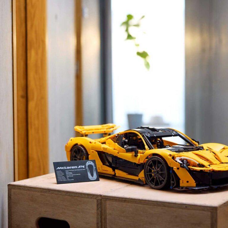 LEGO 42172 Technic McLaren P1 - LEGO 42172 Lifestyle Envr 07