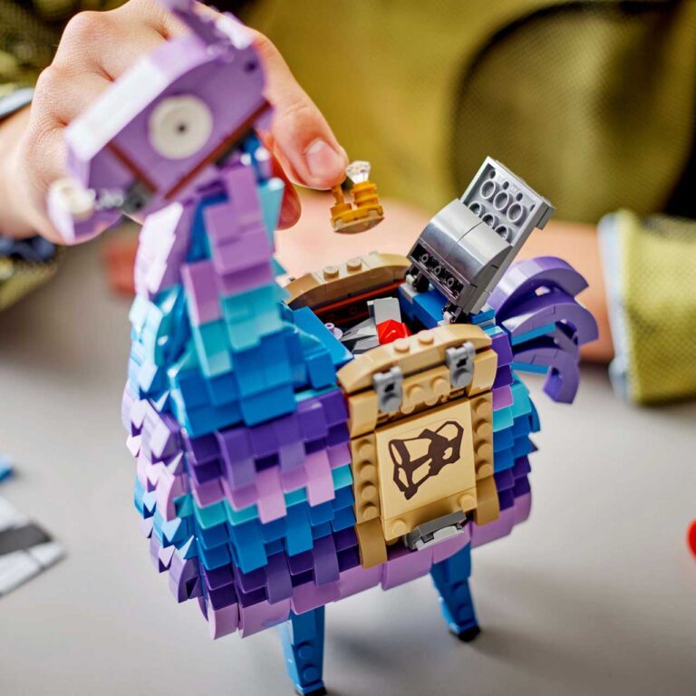 LEGO 77071 - Fortnite Supply Llama - LEGO 77071 Lifestyle cons 02