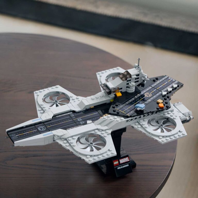 LEGO 76295 Marvel De Avengers Helicarrier - LEGO 76295 Lifestyle Envr crop