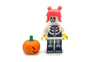 LEGO Halloween skelet met roze haar en pompoen