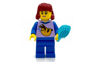 LEGO Nova in pyjama met blauwe kam