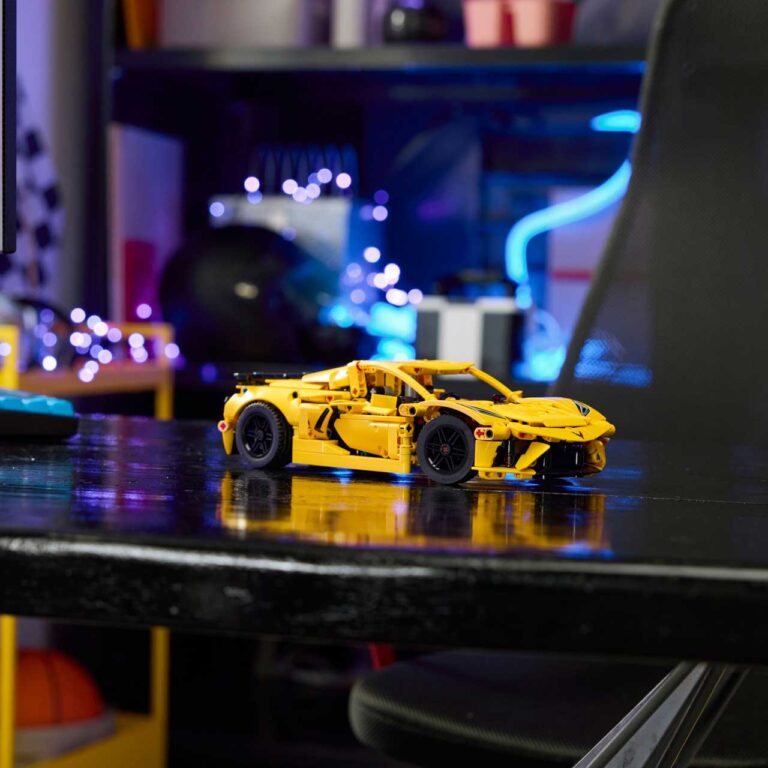 LEGO 42205 Technic Chevrolet Corvette Stingray - 42205 Lifestyle Envr