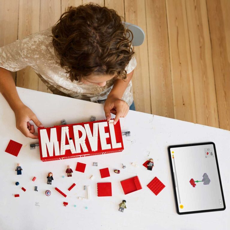 LEGO 76313 Marvel MARVEL logo en minifiguren - 76313 Lifestyle Build crop