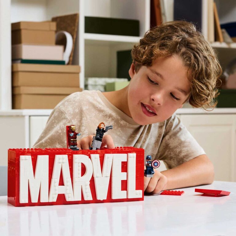 LEGO 76313 Marvel MARVEL logo en minifiguren - 76313 Lifestyle Cons crop