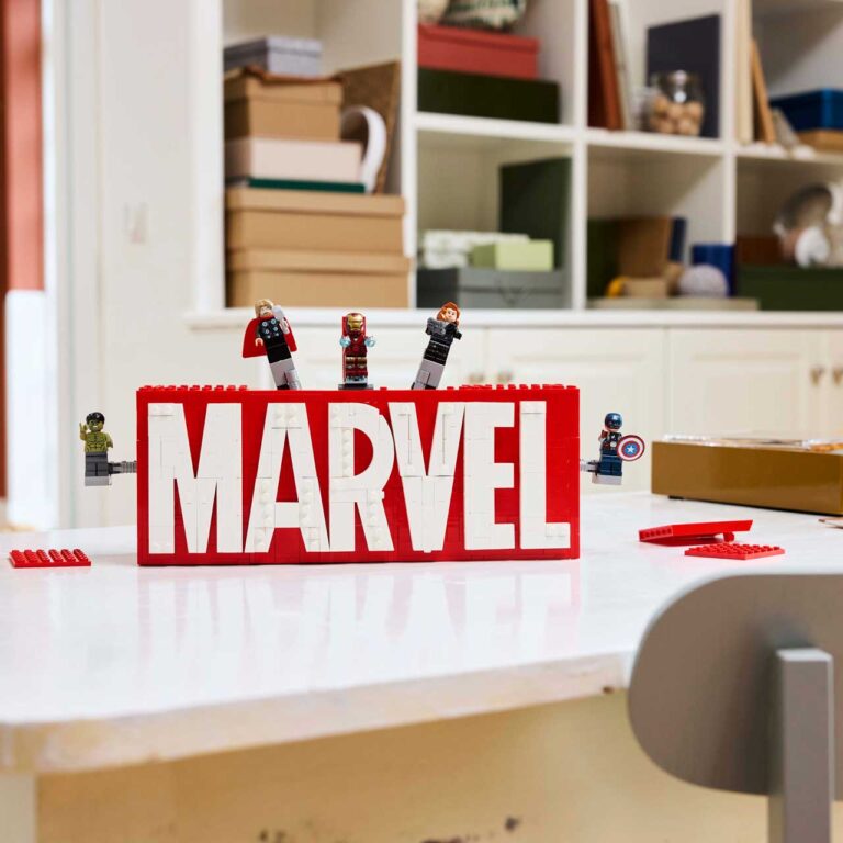 LEGO 76313 Marvel MARVEL logo en minifiguren - 76313 Lifestyle Envr