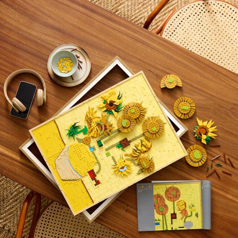 LEGO 31215 Art Vincent van Gogh - Zonnebloemen - LEGO 31215 Lifestyle Build crop