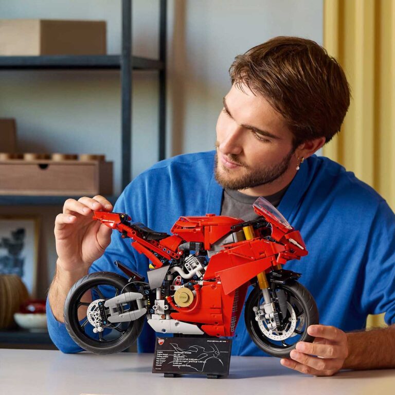 LEGO 42202 Technic Ducati Panigale V4 S motor - LEGO 42202 WE Lifestyle