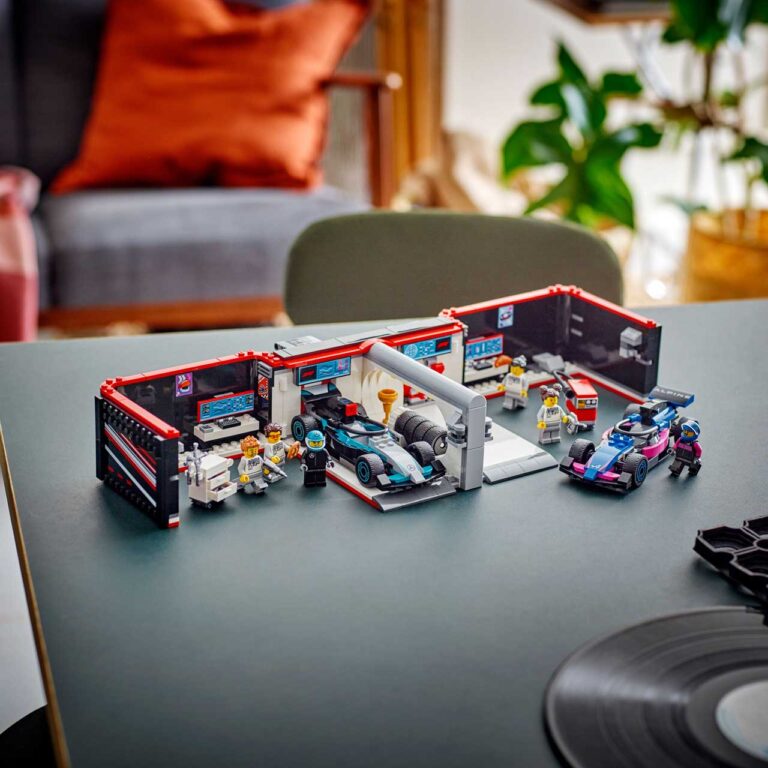 LEGO 60444 City F1® garage met Mercedes-AMG en Alpine auto's - LEGO 60444 Lifestyle envr