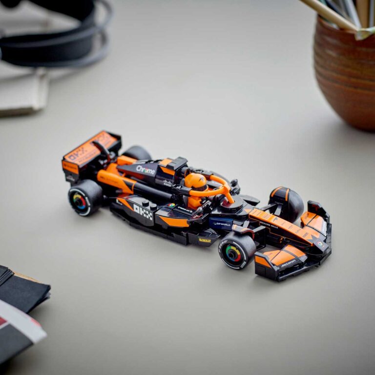 LEGO 77251 Speed Champions McLaren F1® Team MCL38 racewagen - LEGO 77251 Lifestyle envr