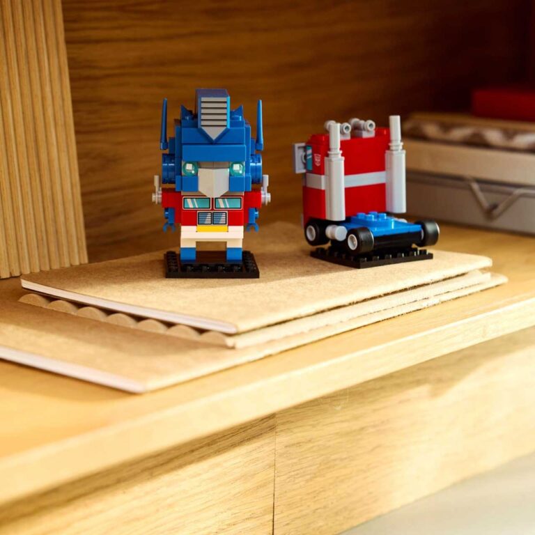 LEGO 40803 Brickheadz Transformers Optimus Prime robot en voertuig - LEGO 40803 Lifestyle Envr 1